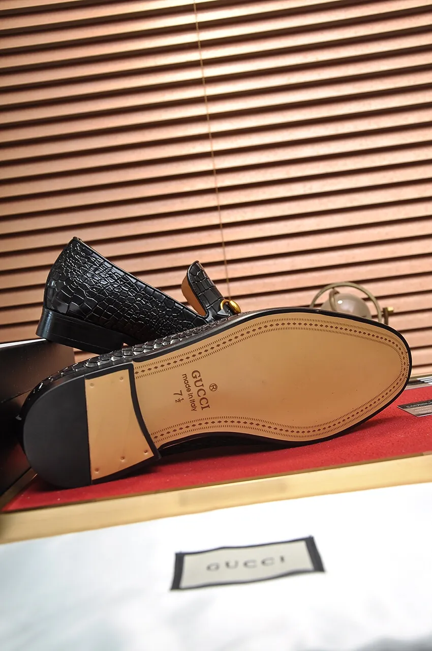 Men's shoes💰560💶Italy's top luxury men's shoe giant (GUCCI) (Gucci) (full cowhide lining) new arrival🍃Original European style🔰 Pleasant to the eye😍In order to make the shoes more durable and non-deformable🌀The production continues to follow traditional methods but there is still no lack of innovation💪Choose original sheepskin for the leather♻️ Smooth and natural And extra bright ⭐Made of imported cowhide, the first choice of rich people 38-45 (45 customized)